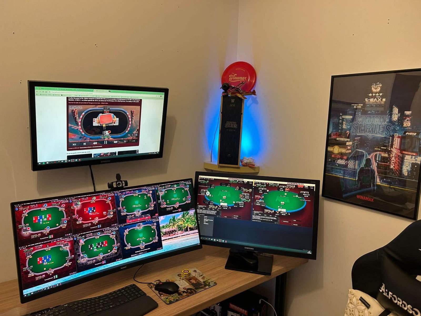 Le setup multi-tables de Le_Auvergnat : deux écrans couverts de tables Winamax, avec le trophée Winamax Series et l'affiche Winamax au mur